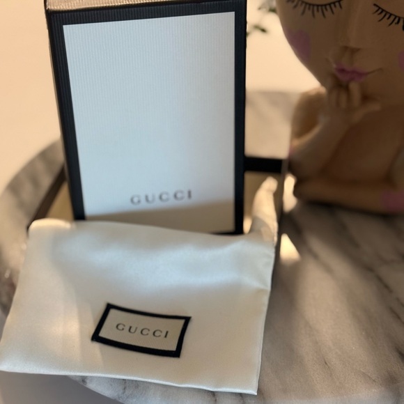 Gucci Small Black and White Gift Box in Very Good Condition - Picture 3 of 9